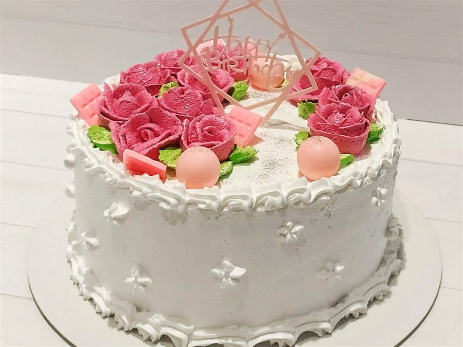 Торт с сахарными розами «Happy Birthday»