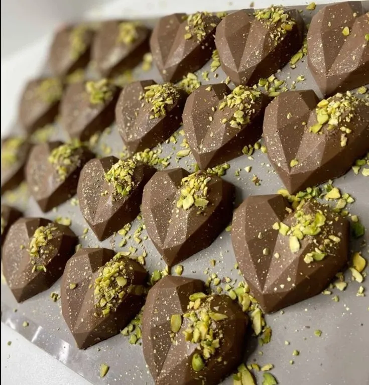 Сердца из дубайского шоколада с фисташковой посыпкой