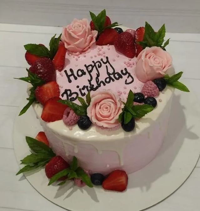 Изящный торт «Happy Birthday» с кремовыми розами и свежими ягодами