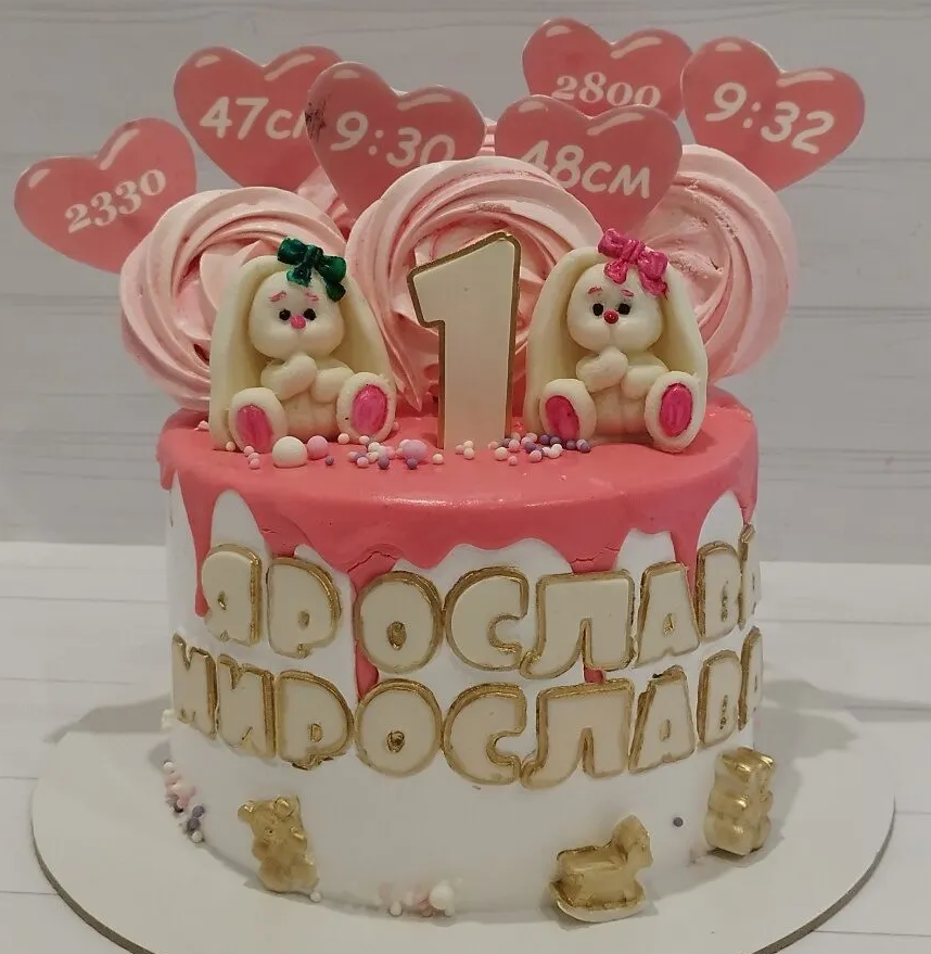 Детский торт на 1 годик с милыми зайчиками, меренгами и метрикой рождения