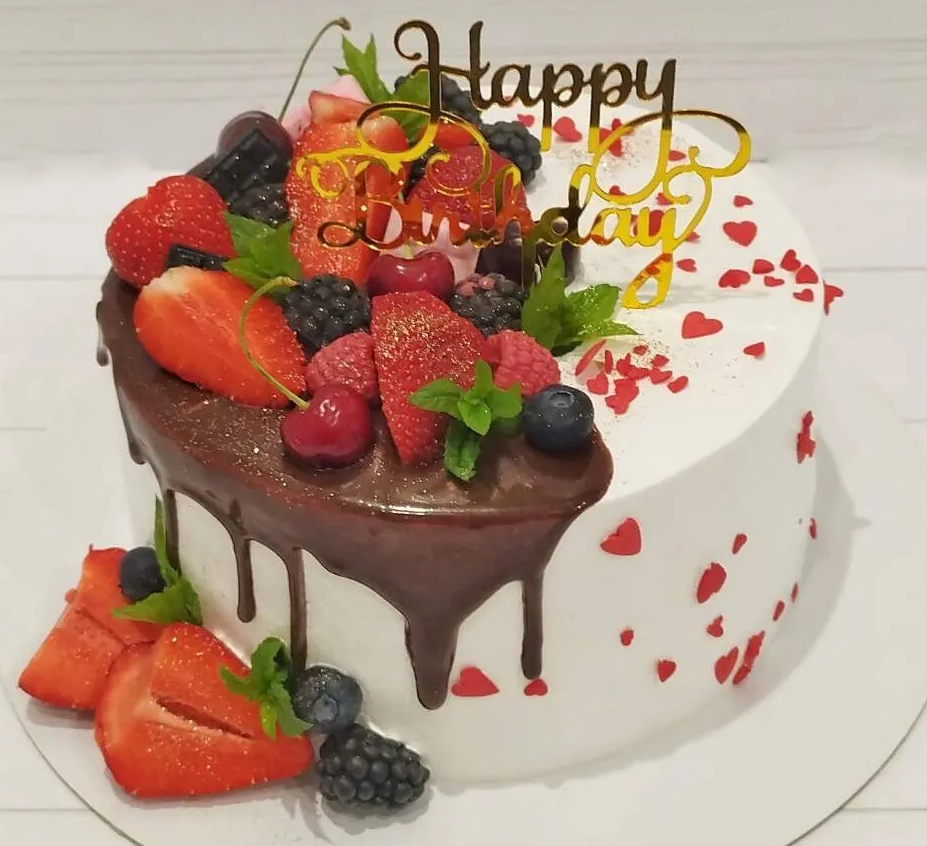 Торт «Happy Birthday» с шоколадным велюровым декором, подтёками и сочной клубникой