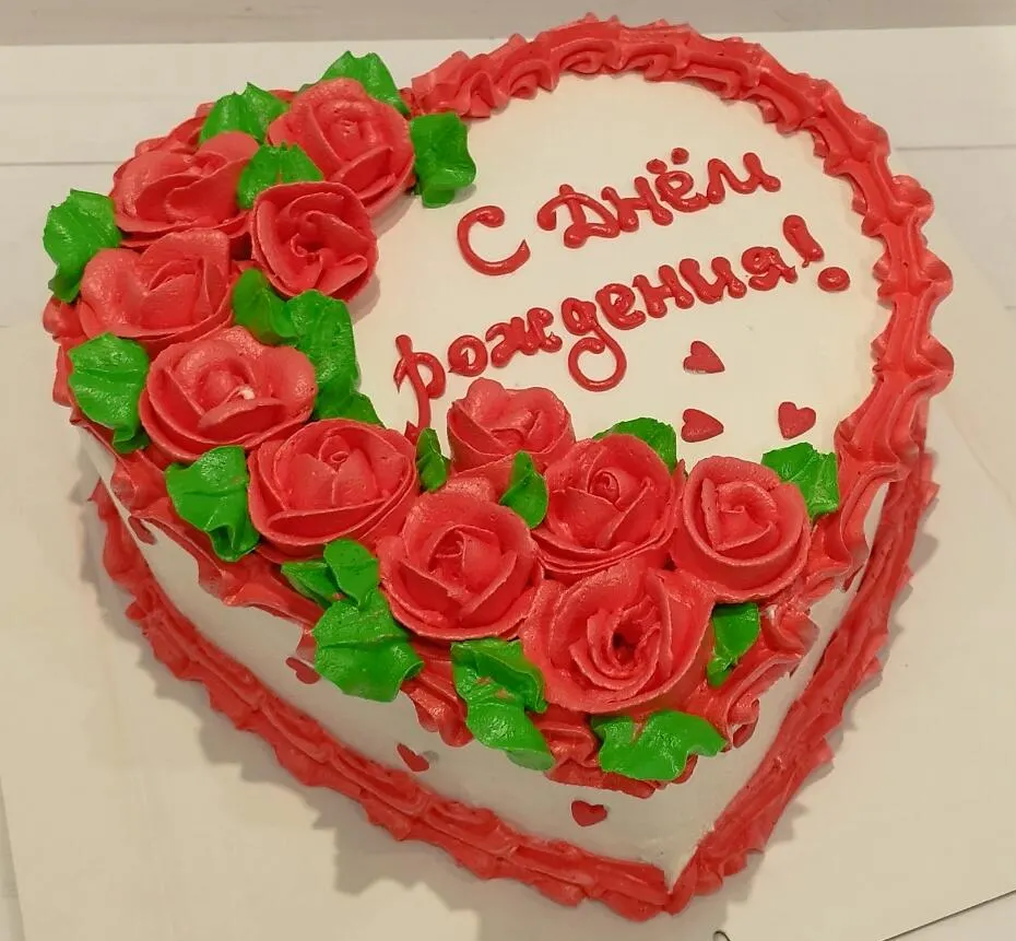 Торт в форме сердца «С Днём рождения!» с пышными кремовыми розами