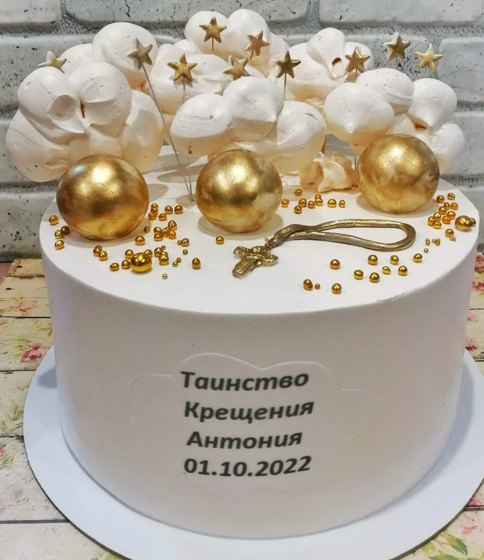 Торт «Таинство Крещения» с золотыми сферами и крестиком